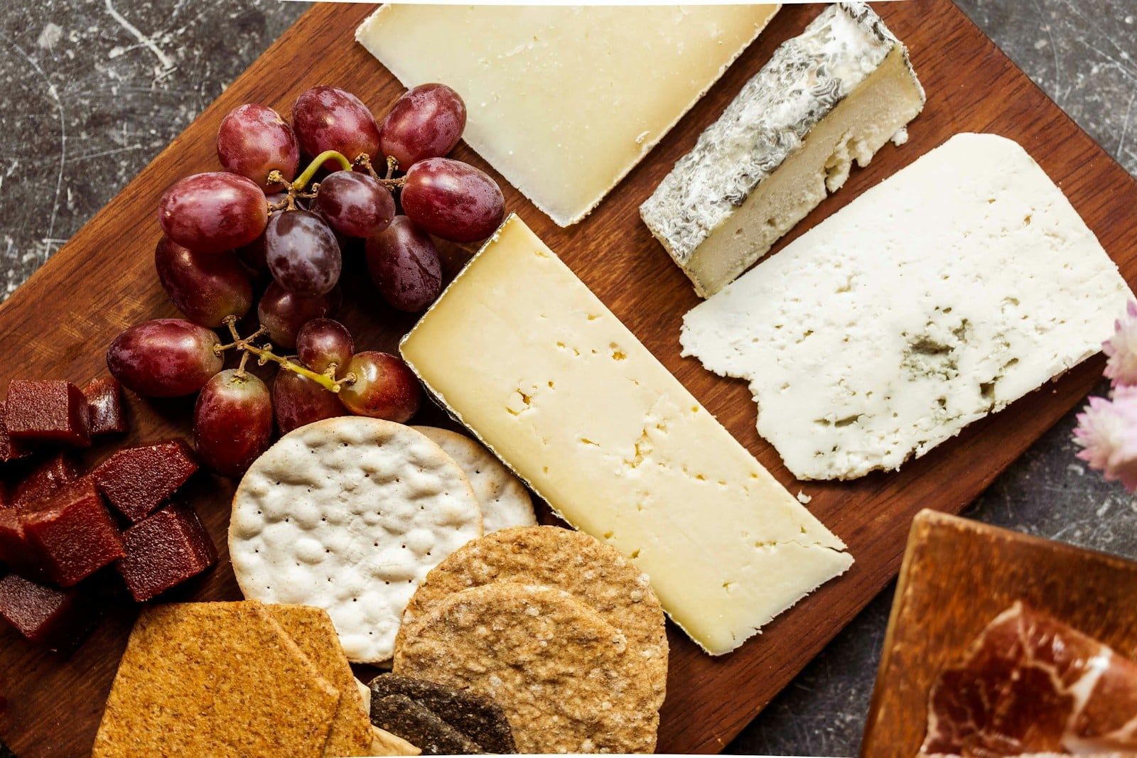 Plateau de fromages affinés et douceurs